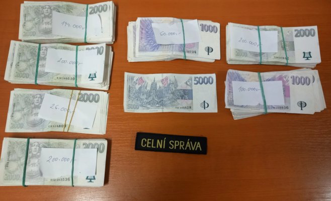 У поляка в машине на трассе под Простеёвом нашли почти миллион: объяснить происхождение денег он не смог