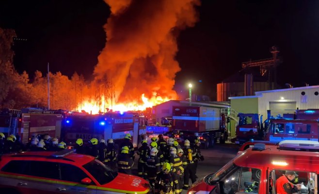 Огненный ад у Праги: пятиметровая свалка всё ещё горит, объявлен особый уровень тревоги