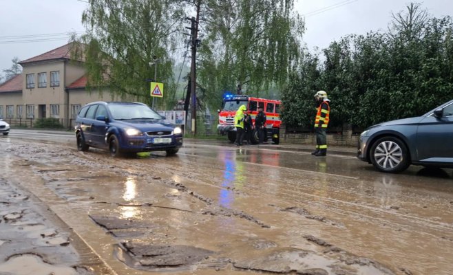 До 20 сантиметров грязи на улицах: юг Моравии страдает от сильных ливней и гроз