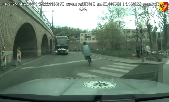 Курьер на велосипеде пытался скрыться от полиции в центре Праги — погоня как из фильма