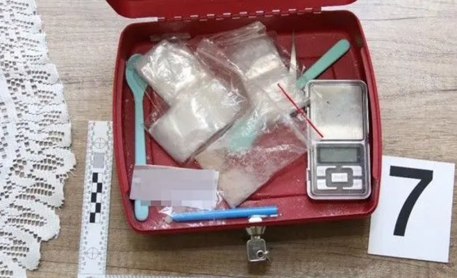 Семейный наркобизнес из Йиркова: продавали наркотики прямо из окна — до тех пор, пока не пришли полицейские