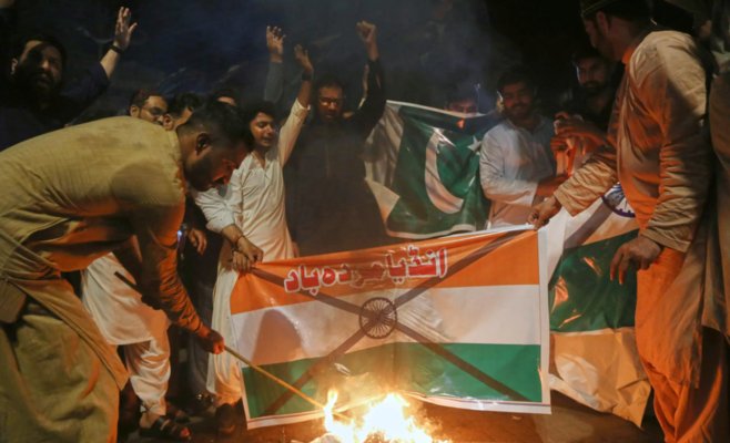 Эскалация в Южной Азии: Индия нанесла удар по Пакистану, Исламабад говорит о сбитых истребителях и гибели мирных жителей