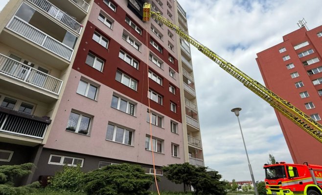 Взрыв в жилом доме в Остраве: причиной могла стать электросамокат. Женщина спасалась по громоотводу, десятки эвакуированы