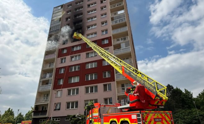 Взрыв в жилом доме в Остраве: причиной могла стать электросамокат. Женщина спасалась по громоотводу, десятки эвакуированы