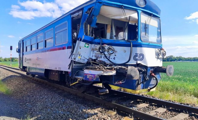 Авария на переезде под Оломоуцем: пассажирский поезд столкнулся с грузовиком