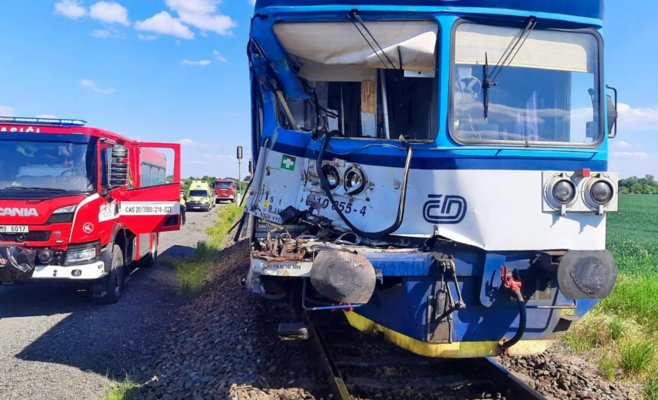 Авария на переезде под Оломоуцем: пассажирский поезд столкнулся с грузовиком
