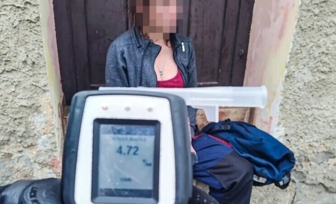 В центре Пльзеня женщина с почти пятью промилле алкоголя легла на проезжую часть
