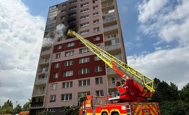 По громоотводу из седьмого этажа: в Остраве полиция засняла драматичный побег женщины из горящей квартиры