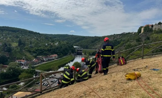 Хотела сделать селфи и сорвалась с крепостной стены. Женщину в Зноймо спасали с помощью альпинистской техники