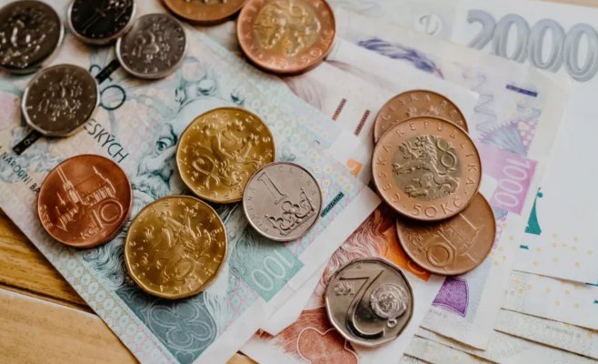 Чешские зарплаты по-прежнему отстают от 2019 года. Когда восстановится уровень доходов?