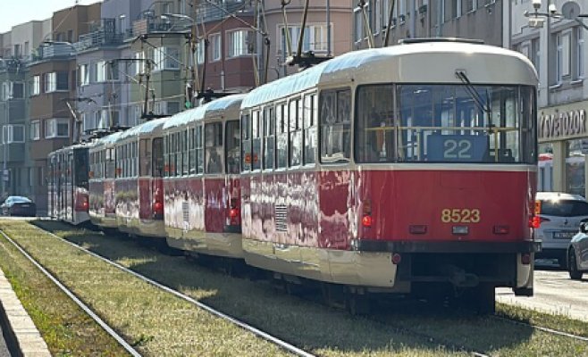 Авария в пражских Страшницах остановила движение трамваев: пострадали женщина и ребёнок