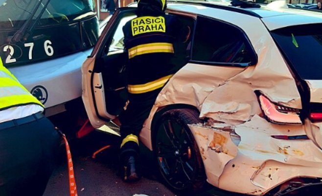 Авария в пражских Страшницах остановила движение трамваев: пострадали женщина и ребёнок