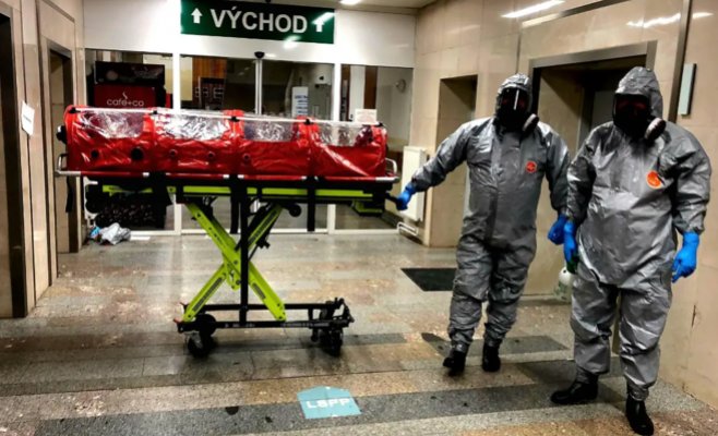 Подозрение на Эболу в Чехии: пациента в изоляционном капсуле перевезли в Прагу, работают спецслужбы