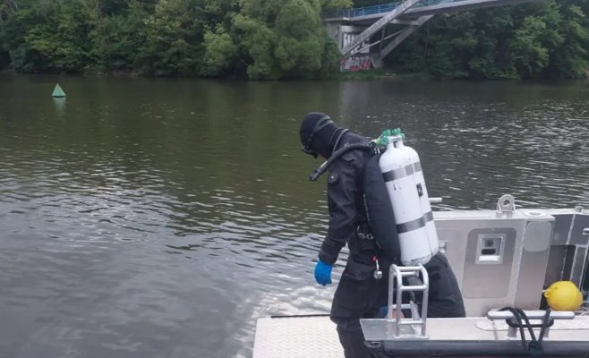 Женщина в инвалидной коляске упала в Брненское водохранилище. Свидетели вовремя спасли ей жизнь