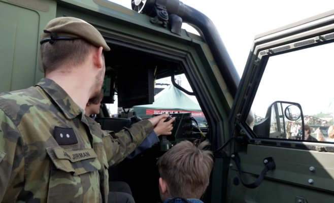 Армия захватила пражские набережные. Солдаты прыгали с вертолётов в Влтаву