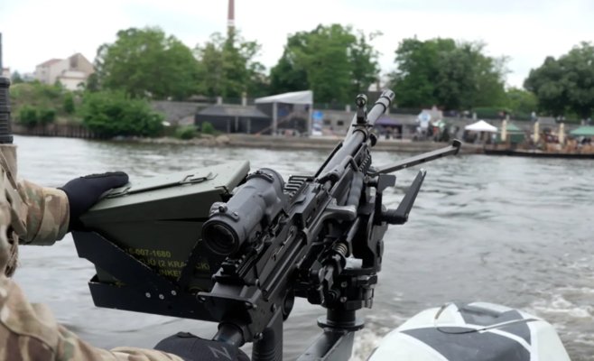 Армия захватила пражские набережные. Солдаты прыгали с вертолётов в Влтаву