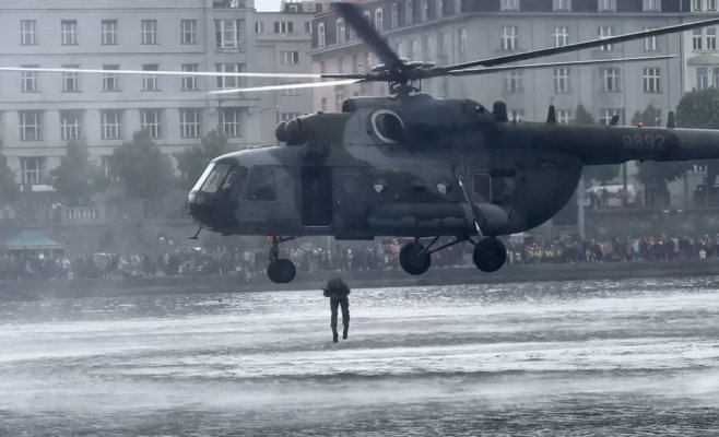 Армия захватила пражские набережные. Солдаты прыгали с вертолётов в Влтаву