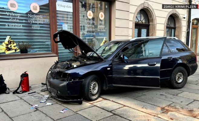 Украинец на Audi врезался в здание в центре Пльзеня — получил лишь штраф в 1500 крон