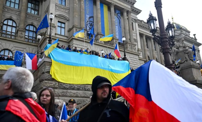 Чехи менее склонны помогать Украине, чем словаки и венгры — показал новый опрос Eurobarometr