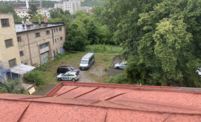 Заброшенный дом в Праге-6 захватила группа сквоттеров: шестеро залезли на крышу и отказались уходить