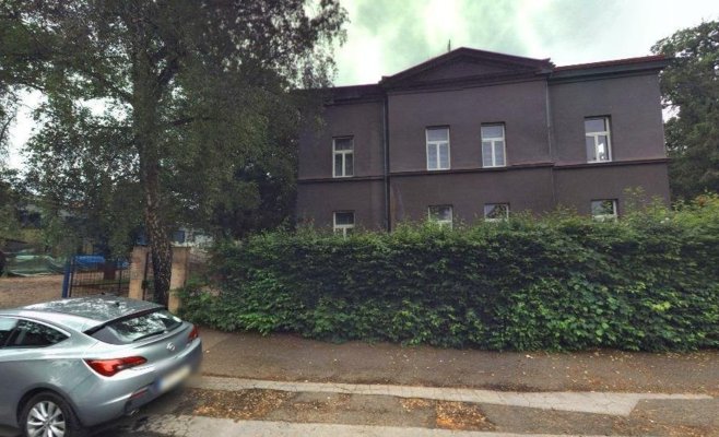 Заброшенный дом в Праге-6 захватила группа сквоттеров: шестеро залезли на крышу и отказались уходить