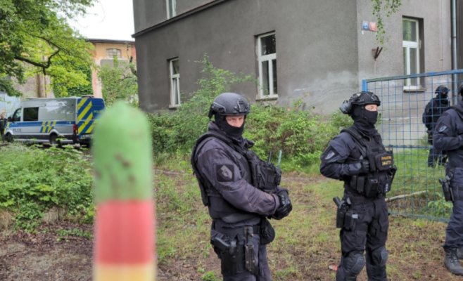 Заброшенный дом в Праге-6 захватила группа сквоттеров: шестеро залезли на крышу и отказались уходить