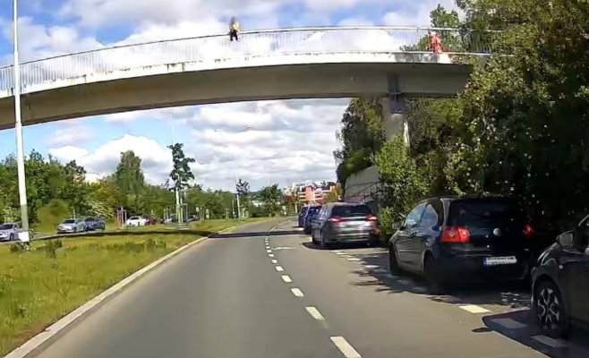Пражские стражи порядка спасли две женщины в кризисных ситуациях: одну сняли с перил над оживлённой дорогой