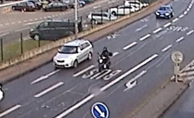 В Праге водитель скутера сбила бабушку с внуком на переходе и скрылась с места происшествия