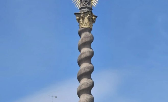 Чудо в Броумове: аисты свили гнездо прямо на голове Девы Марии