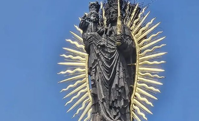 Чудо в Броумове: аисты свили гнездо прямо на голове Девы Марии