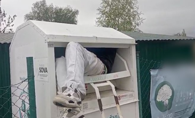 В регионе Хебско мужчину пришлось вызволять из контейнера для одежды — искал шторы и застрял на час