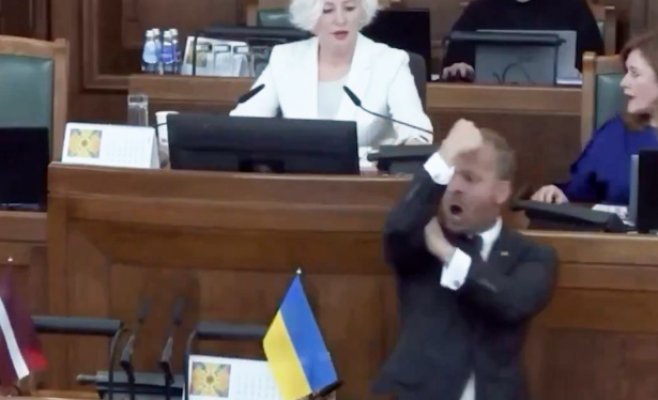 «Мы — больше, русский — наш язык!» Латвийский депутат закричал по-русски в парламенте и показал неприличный жест.