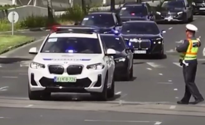 В Будапеште полицейский остановил скорую ради проезда кортежа политиков — соцсети в гневе