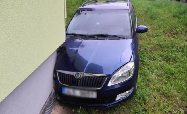 Без тормозов: в Ческе-Липе незапертая Fabia съехала с холма и врезалась в угол панельного дома
