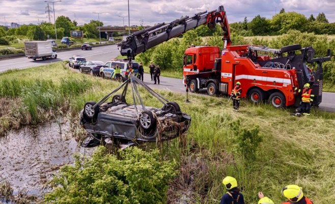 Автомобиль с женщиной и ребёнком перевернулся в водоёме в Праге: очевидец спас семью до приезда спасателей