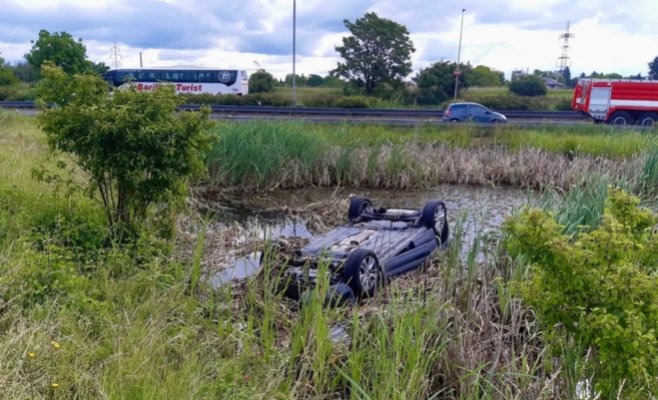 Автомобиль с женщиной и ребёнком перевернулся в водоёме в Праге: очевидец спас семью до приезда спасателей