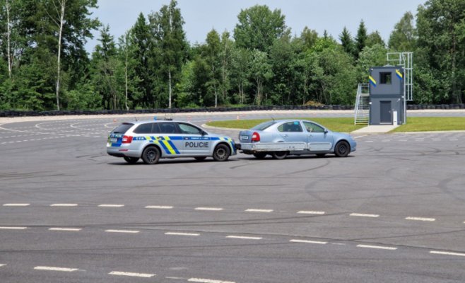 Полицейские смогут останавливать машины одним нажатием пальца — благодаря технологии из Чехии. Но пока не имеют на это права