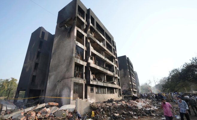 Авиакатастрофа в Индии унесла почти 300 жизней. Есть погибшие и в здании, куда врезался самолёт