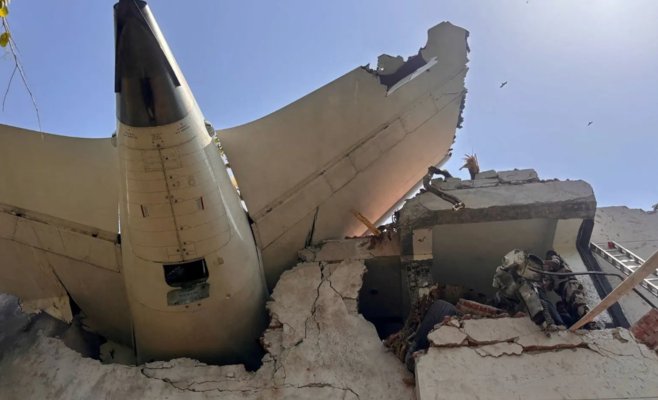 Авиакатастрофа в Индии унесла почти 300 жизней. Есть погибшие и в здании, куда врезался самолёт