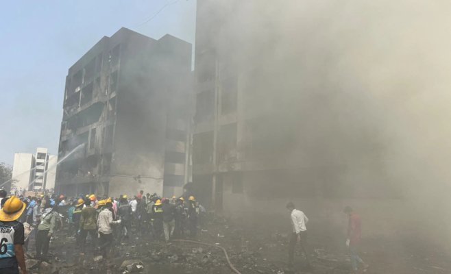 Авиакатастрофа в Индии унесла почти 300 жизней. Есть погибшие и в здании, куда врезался самолёт