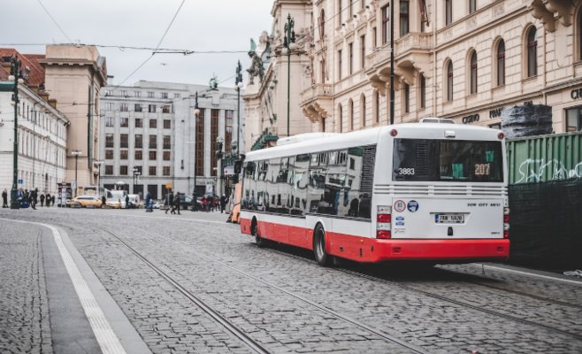 Женщина застряла в дверях автобуса и получила серьёзную травму. Полиция ищет свидетелей