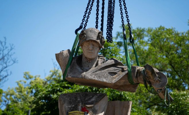 В Литомержице демонтировали памятник советскому солдату: не обошлось без стычек и протестов