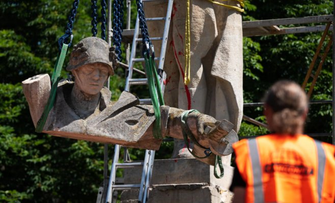 В Литомержице демонтировали памятник советскому солдату: не обошлось без стычек и протестов