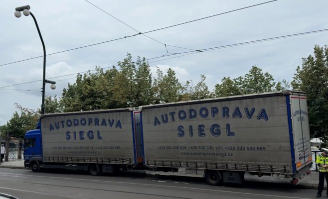 Водитель грузовика попытался проехать под низким мостом в центре Праги — транспорт парализован