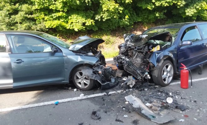 Лобовое столкновение под Шумперком: пострадали пять человек, включая двоих детей