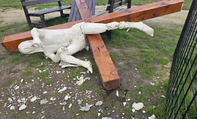 Скандальную скульптуру Иисуса во Вельке-Павловице уничтожили: «Теперь Иисус лежит в грязи»