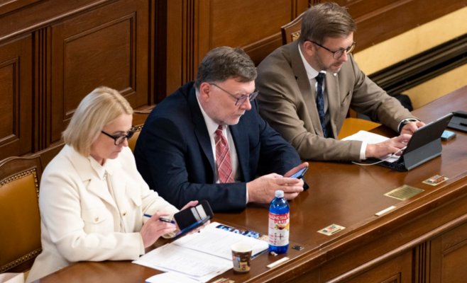 Правительство Фиалы устояло, но коалиция дала трещину: недоверие, биткойны и скандалы