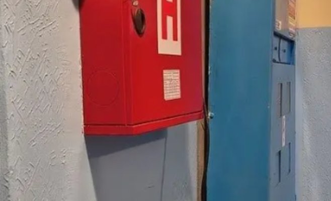 В Пльзени задержали мужчину, который регулярно заряжал телефон от электрощита в чужом подъезде