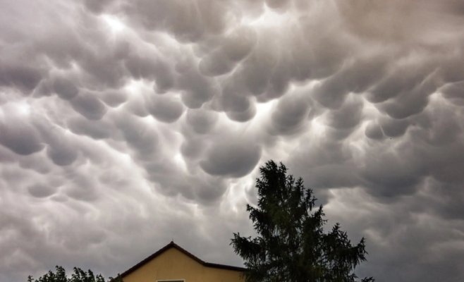 Грозы, которые поразили Чехию: mammatus-облака, 20 000 молний и сверхмощные суперячейки