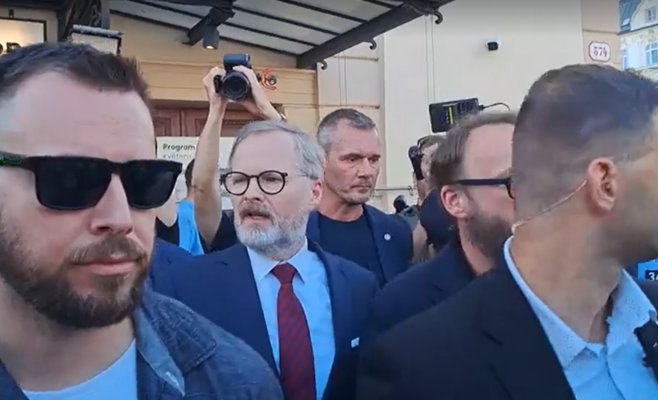 «От тебя мы избавимся»: в Пльзене противники Фиалы устроили скандал на предвыборной встрече